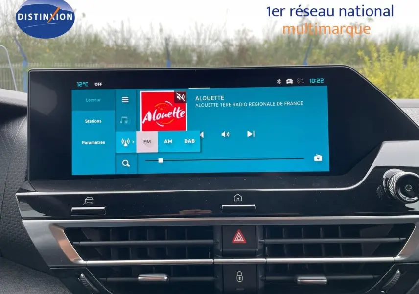 Écran tactile central affichant la radio Alouette dans l'habitacle d'une Citroën C4 blanche 2024.