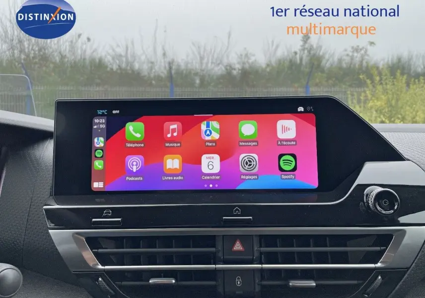 Écran tactile central du tableau de bord d'une Citroën C4 2024, affichant des applications colorées.