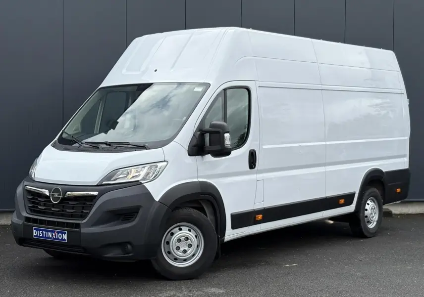 Opel Movano Fourgon blanc vu en 3/4 avant droit, avec pare-chocs noirs et rétroviseurs noirs.
