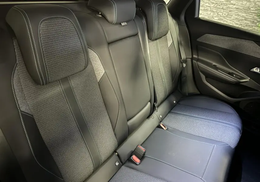 Vue rapprochée de la banquette arrière gris foncé et tissu bleu de la Peugeot 308 SW 2022 côté droit.