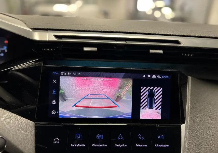 Écran tactile central de la Peugeot 308 SW gris montrant la caméra de recul avec guidage de stationnement.