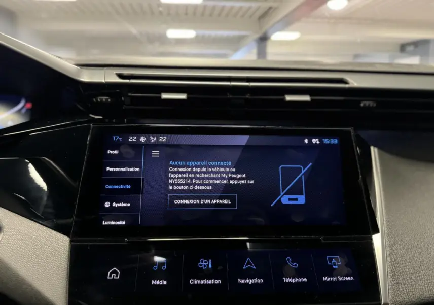 Écran tactile central de la Peugeot 308 SW gris, affichant le menu de connectivité dans l'habitacle.