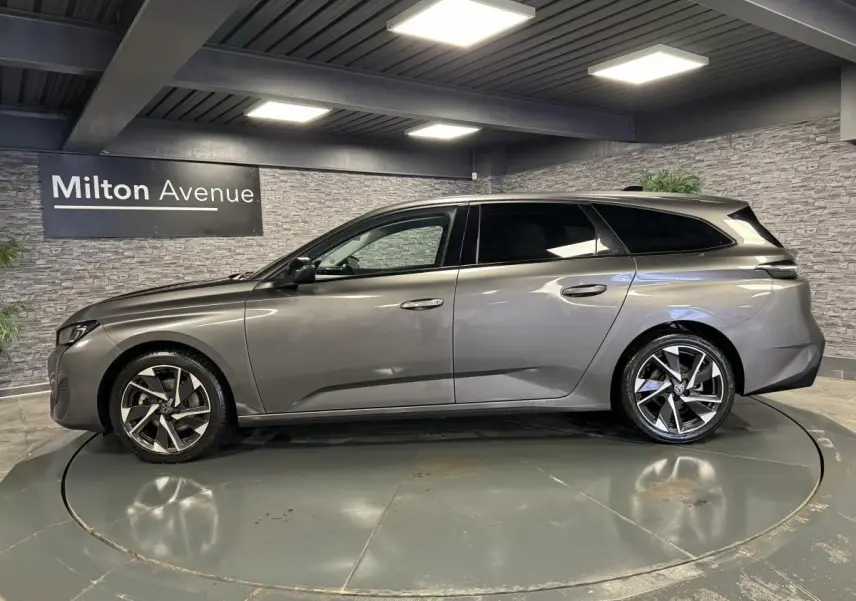 Peugeot 308 SW gris métallisé vue de profil côté gauche avec jantes alliage 17'' Halong diamantées.