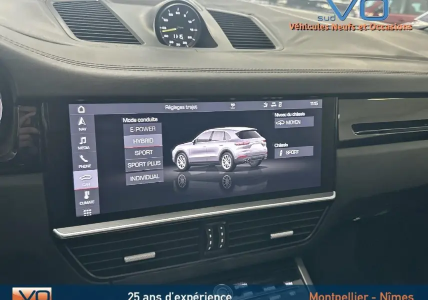 Écran central du tableau de bord du Porsche Cayenne noir 2018 affichant les modes de conduite et réglages du châssis.