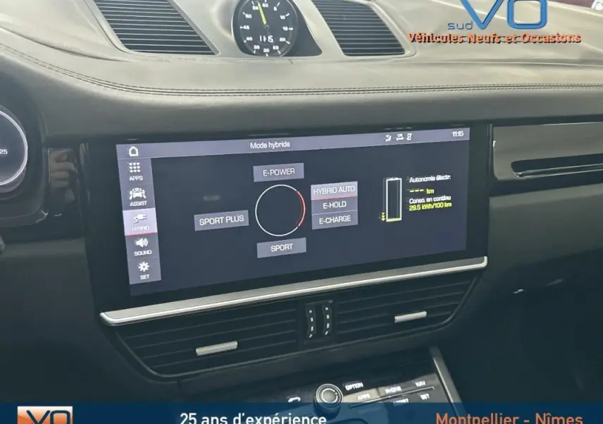 Tableau de bord noir de Porsche Cayenne E-Hybrid 2018 avec écran tactile affichant modes de conduite hybrides.