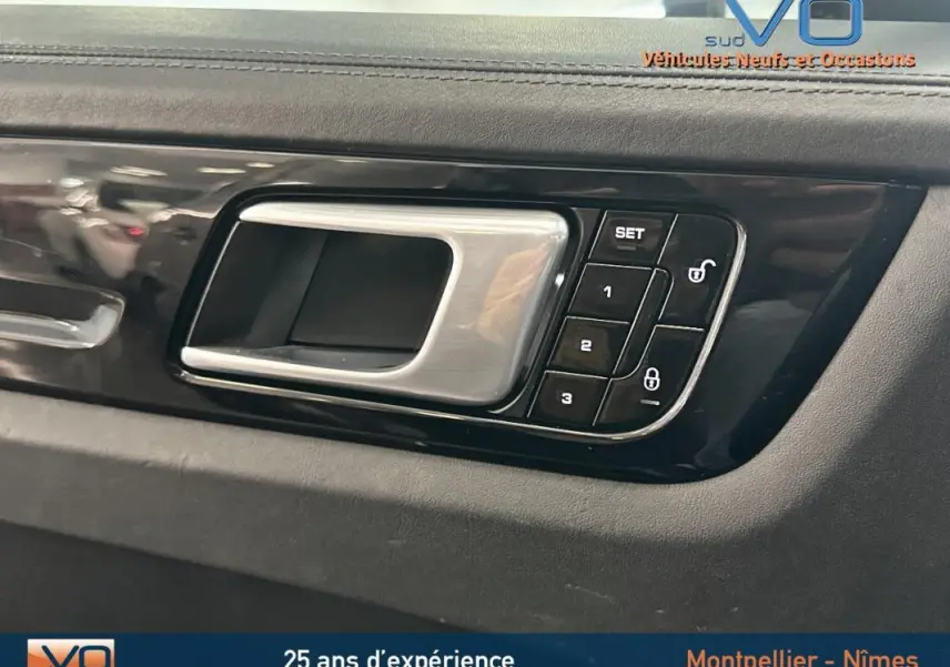 Poignée intérieure de porte côté gauche du Porsche Cayenne noir 2018 avec commandes de verrouillage et mémorisation des sièges.