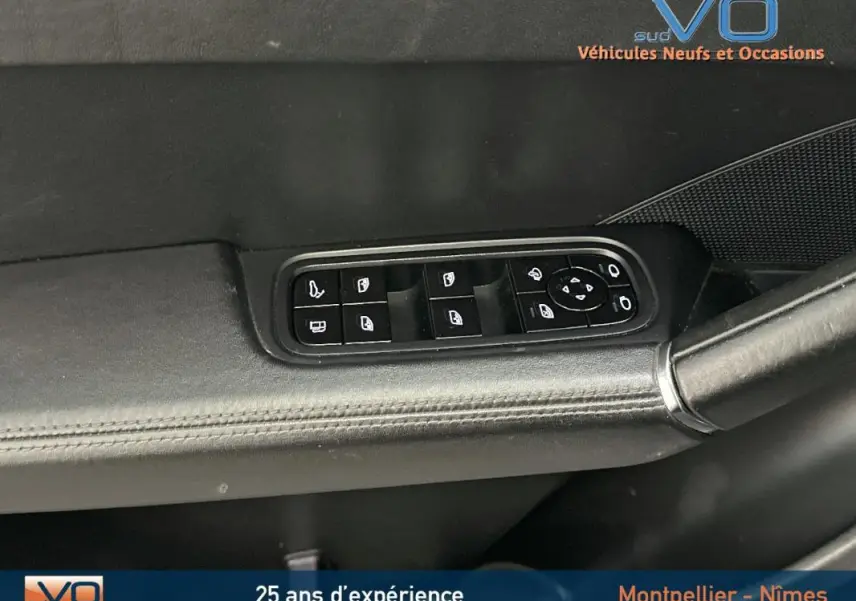 Gros plan sur la commande des vitres côté conducteur en cuir noir du Porsche Cayenne E-Hybrid 2018.