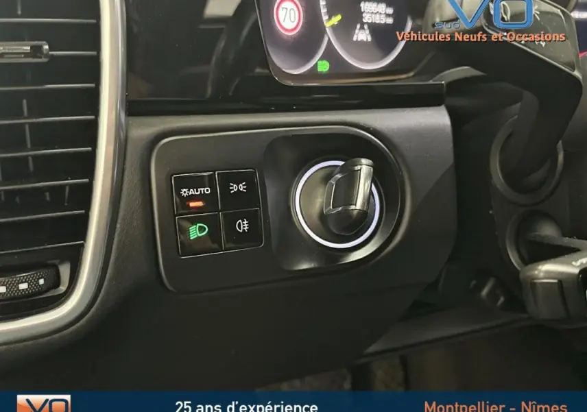 Gros plan sur les commandes d'éclairage et le bouton de démarrage du tableau de bord noir d'une Porsche Cayenne E-Hybrid 2018.