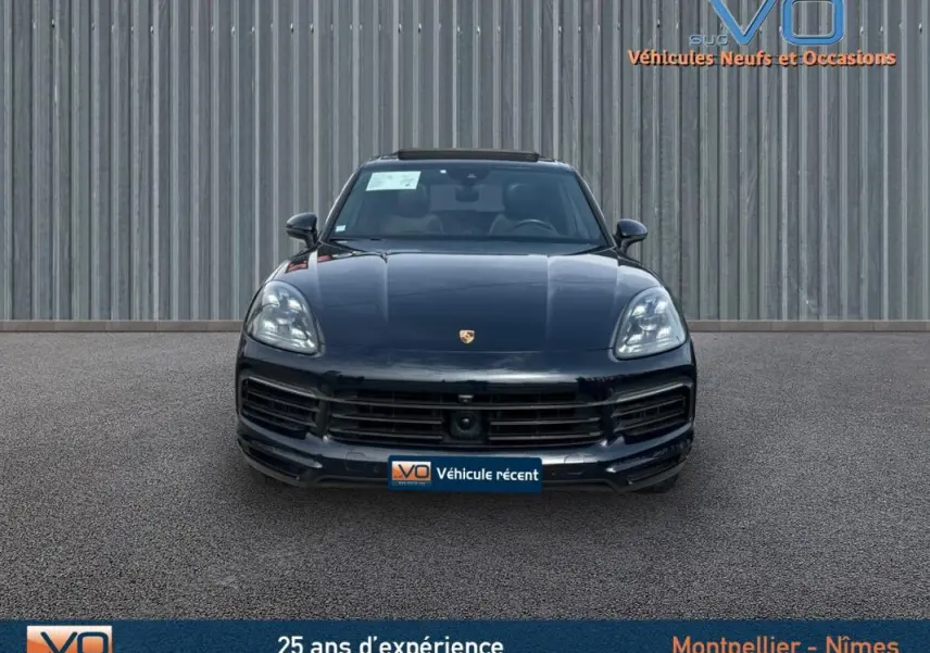 Vue frontale d'un Porsche Cayenne noir 2018 avec phares LED et toit ouvrant panoramique visible.
