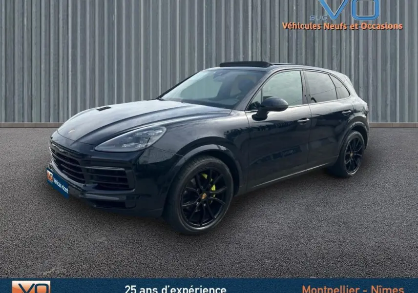 Vue 3/4 avant d'un Porsche Cayenne noir avec jantes noires et toit ouvrant panoramique visible