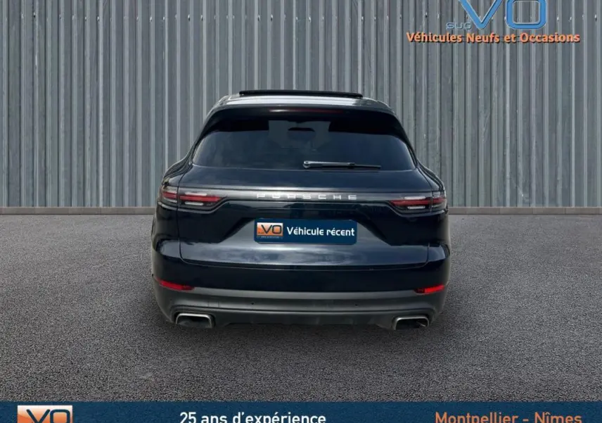 Vue arrière d'un Porsche Cayenne noir 2018 avec toit ouvrant panoramique et feux LED étirés.