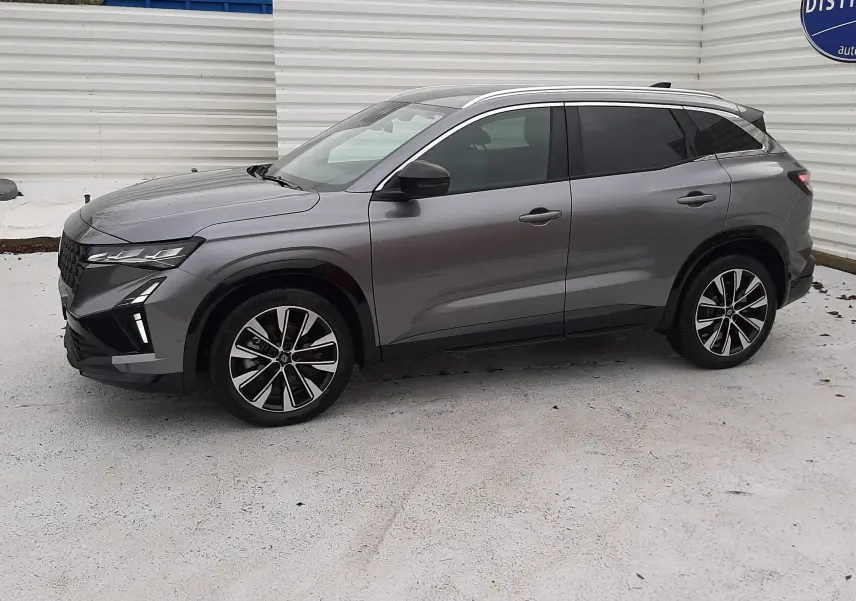 Renault Austral gris schiste en vue de profil côté gauche, avec jantes alliage bicolores et vitres teintées.