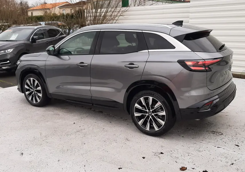 Vue 3/4 arrière droite du Renault Austral Ph.2 gris schiste avec jantes alliage bicolores et toit noir.