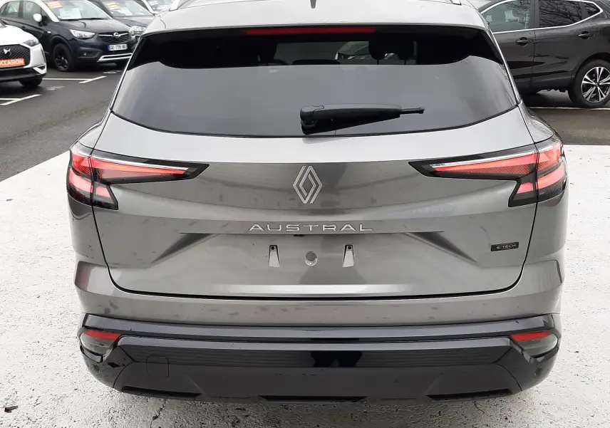 Vue arrière d'un Renault Austral Ph.2 gris schiste avec feux LED étirés et logo central distinctif.