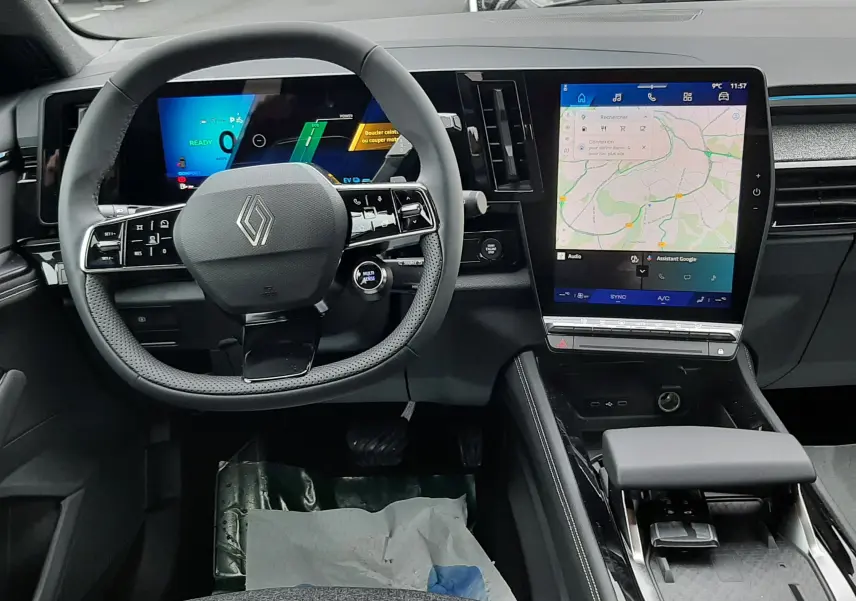 Vue intérieure du tableau de bord et volant du Renault Austral Ph.2, avec écran tactile central et affichage numérique.