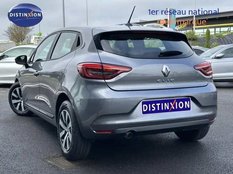 Vue 3/4 arrière droite d'une Renault Clio 2023 gris schiste avec feux arrière LED et jantes alliage.