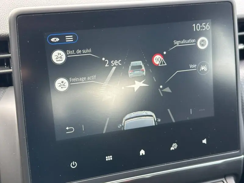 Écran tactile intérieur de la Renault Clio 2023 montrant l'aide à la conduite avec distance de suivi et signalisation.