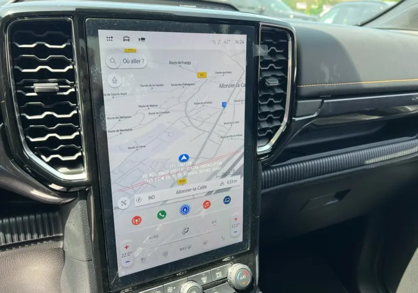 Vue rapprochée de la console centrale du Ford Ranger Wildtrak 2026, écran tactile GPS et tableau de bord noir.