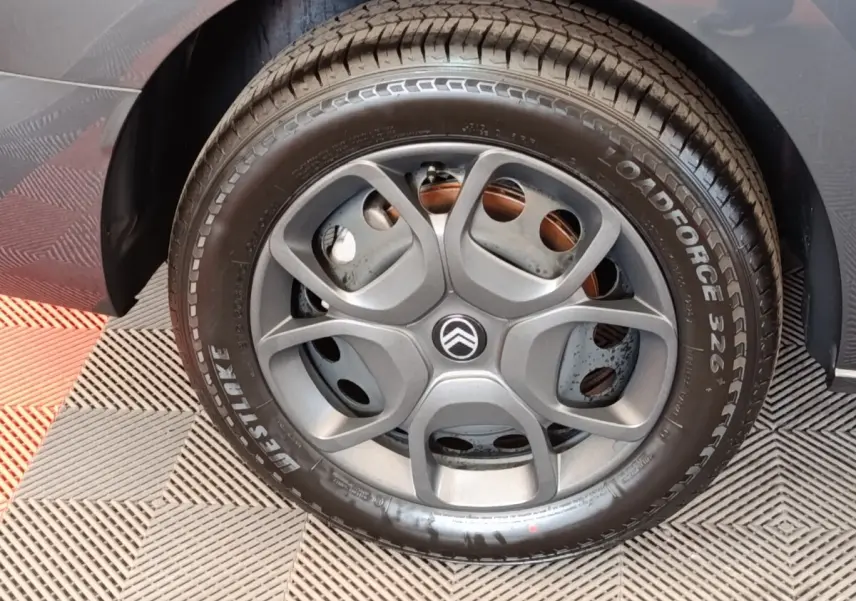 Gros plan sur la roue avant droite grise foncée du Citroën Jumpy 2025 avec jante alliage au design moderne.