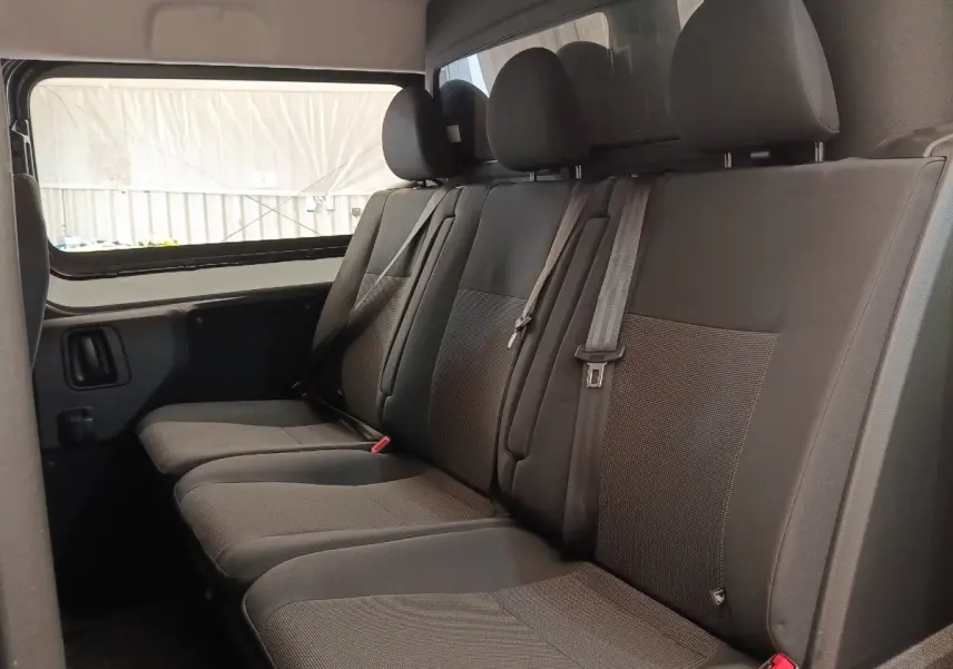 Vue intérieure côté droit sur la banquette arrière grise du Citroën Jumpy 2025 avec ceinture et appuie-têtes.