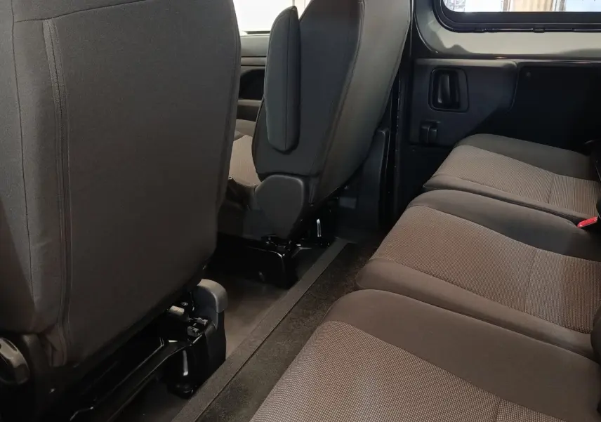Vue intérieure côté droit sur la banquette arrière et les sièges avant gris foncé du Citroën Jumpy 2025.