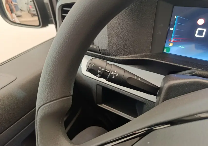 Vue intérieure côté conducteur du tableau de bord et du volant noir du Citroën Jumpy gris foncé 2025 avec commandes au volant.