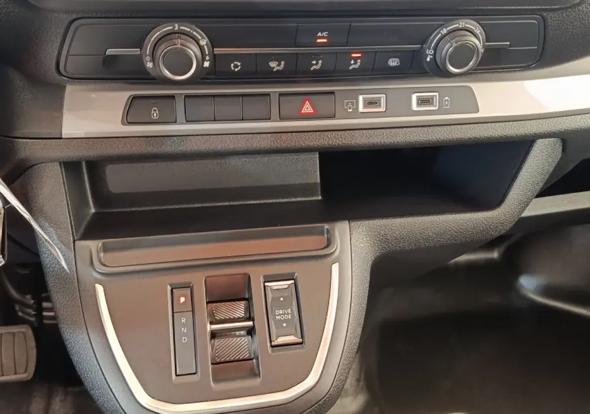 Gros plan sur la console centrale du Citroën Jumpy gris foncé, montrant commandes climatisation et boîte automatique.