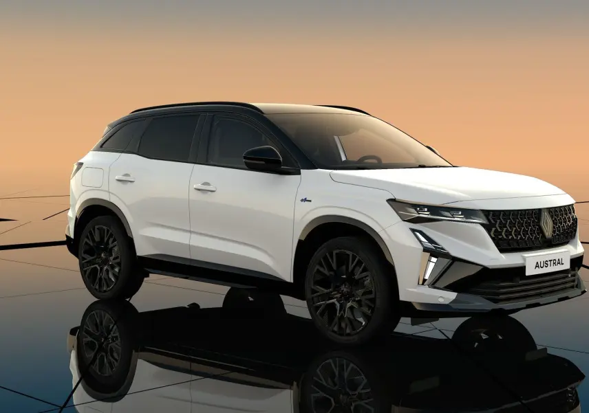 Renault Austral blanc nacré avec toit noir en vue 3/4 avant, soulignant ses jantes noires et calandre distinctive.