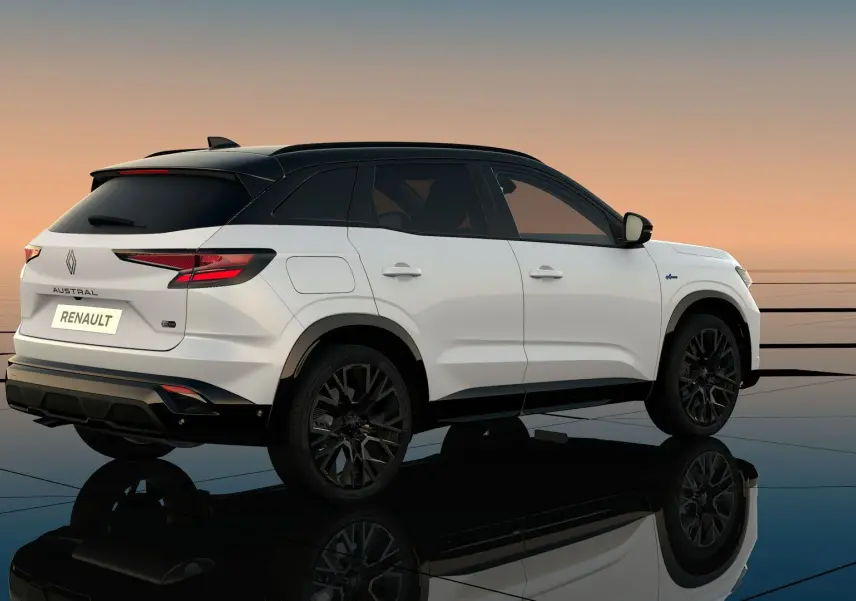 Renault Austral blanc nacré avec toit noir, vue 3/4 arrière droit, jantes noires et lignes épurées.