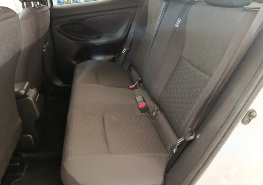 Vue intérieure côté droit sur la banquette arrière noire du Toyota Yaris Cross 2022, porte ouverte côté blanc visible.