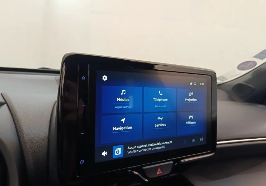 Écran tactile central de la Toyota Yaris Cross 1.5 Hybrid 116h Design, affichage multimédia en intérieur.