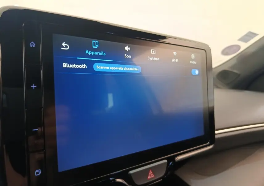 Écran tactile central de la Toyota Yaris Cross 2022, affichant le menu Bluetooth dans l'habitacle noir.
