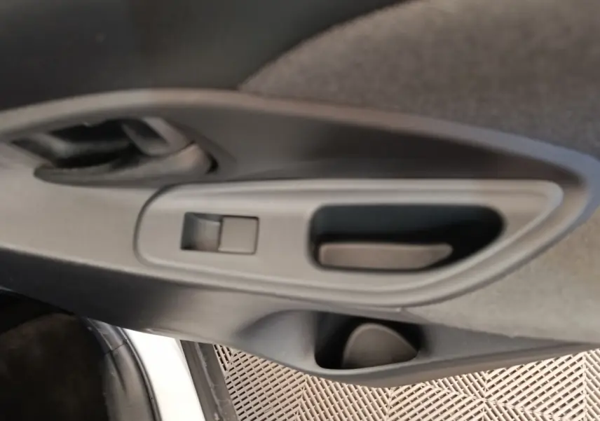 Détail de la poignée intérieure de porte arrière côté gauche de la Toyota Yaris Cross blanche 2022.