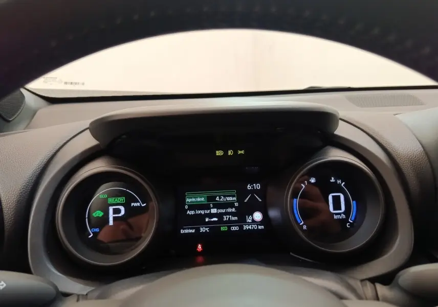 Tableau de bord numérique de la Toyota Yaris Cross 1.5 Hybrid 116h, affichage multi-fonctions et compteurs circulaires.