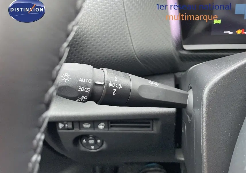 Gros plan sur la manette des feux et clignotants du tableau de bord d'une Citroën C4 gris platinium 2024.