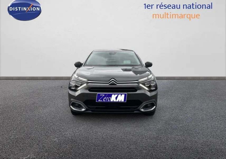 Citroën C4 gris platinium métal vue de face, mettant en valeur ses phares LED et calandre distinctive.