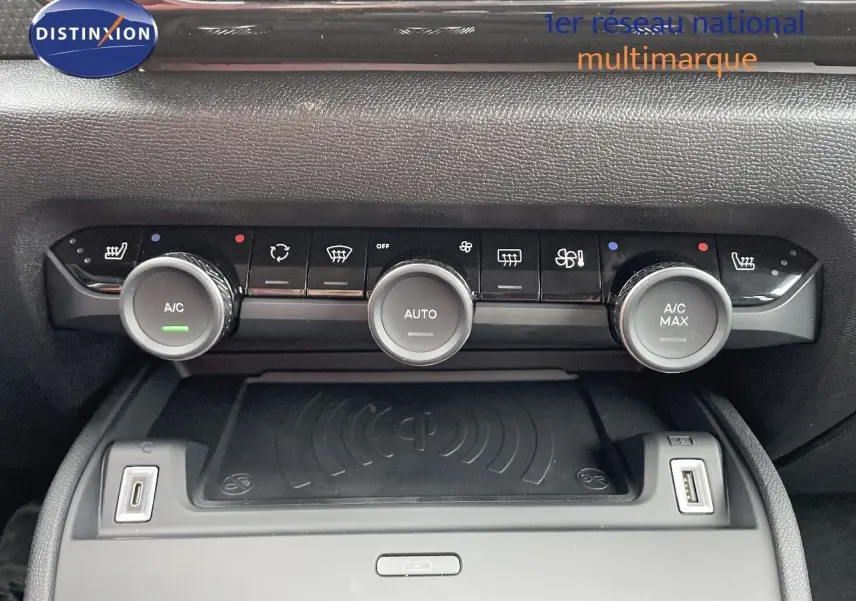 Panneau de commande de climatisation avec trois boutons rotatifs et ports USB dans une Citroën C4 gris platinium 2024.