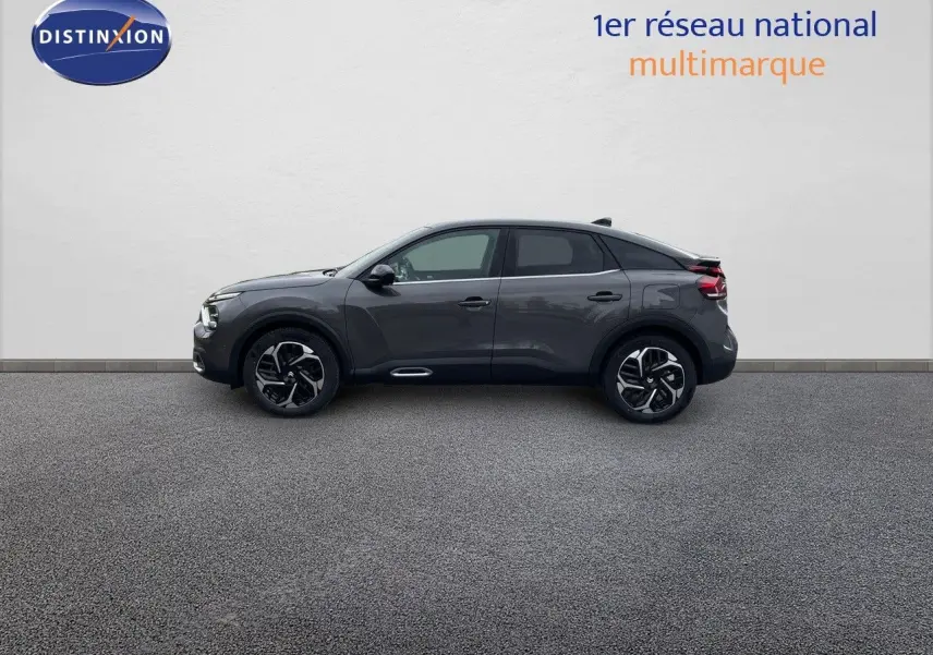 Profil droit d'une Citroën C4 2024 gris platinium métal avec jantes bi-ton et lignes fluides modernes.