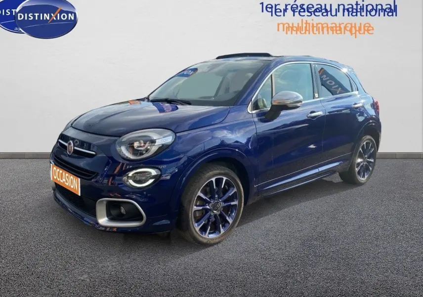 Fiat 500X bleu Venezia métal en vue 3/4 avant droit, avec jantes bi-ton et détails chromés sur les rétroviseurs.