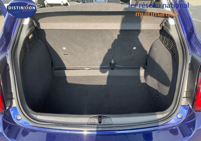Coffre ouvert vu de l'arrière d'une FIAT 500X bleu Venezia Metal, montrant un espace de chargement propre et spacieux.
