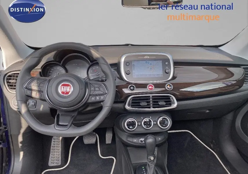 Vue intérieure frontale du tableau de bord du Fiat 500X bleu Venezia Metal avec volant multifonction et écran tactile central.