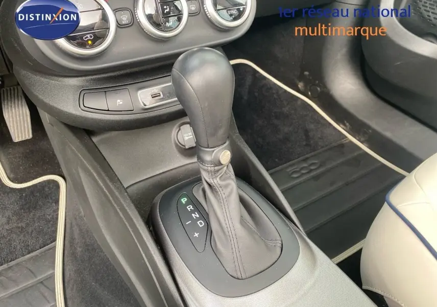 Le levier de vitesses automatique en cuir noir de la FIAT 500X 2021, avec console centrale et sièges ivoire.