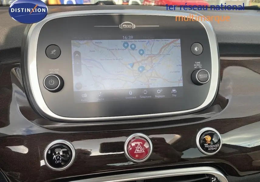 Écran tactile central avec navigation affichée sur le tableau de bord d'une Fiat 500X 2021 finition Yacht Club Capri.
