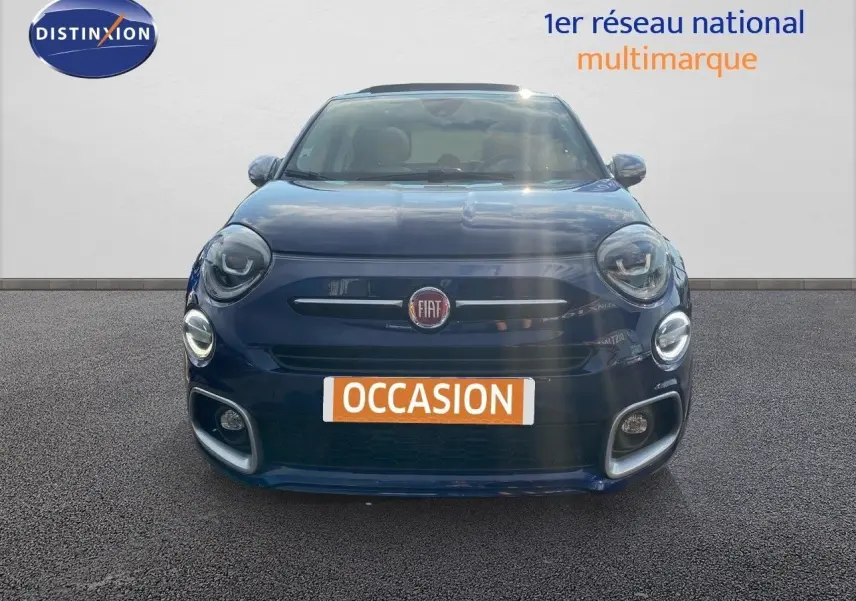 Vue frontale d'une Fiat 500X bleu Venezia métal avec phares LED et plaque d'occasion visible.