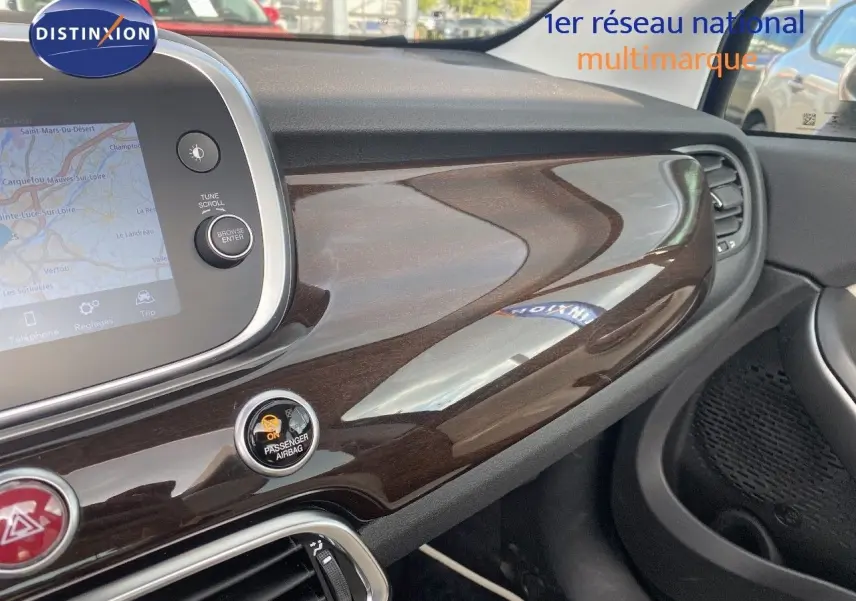 Tableau de bord intérieur de Fiat 500X 2021 avec finition bois brillant côté passager et écran tactile GPS.