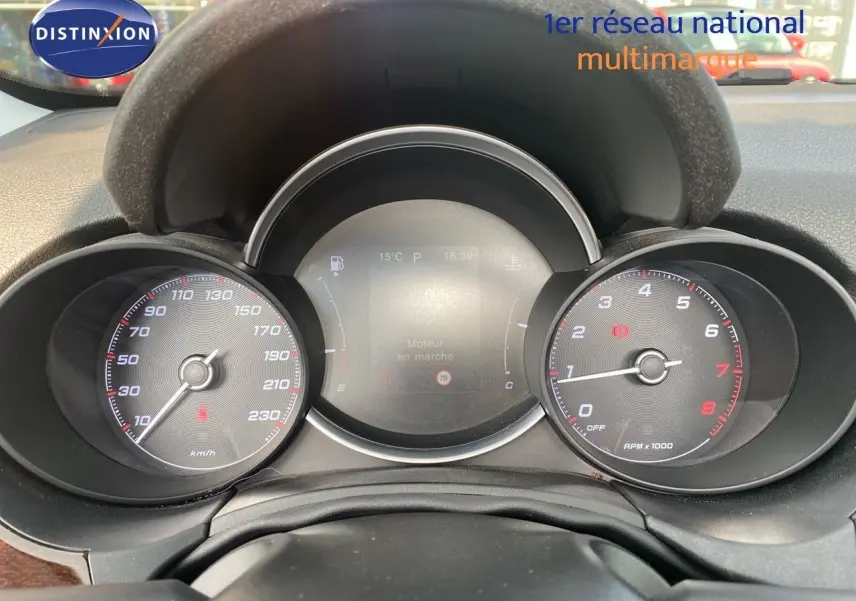 Vue rapprochée du tableau de bord numérique et analogique du FIAT 500X bleu Venezia Metal, affichant la vitesse et le régime moteur.