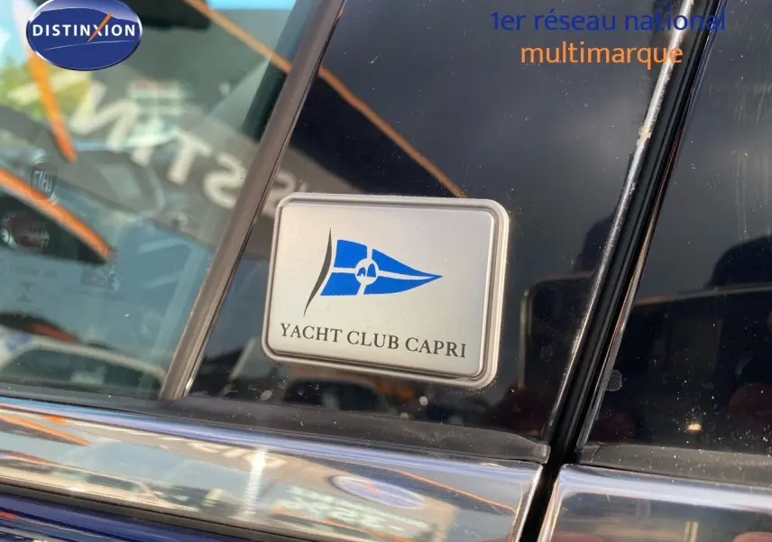 Gros plan sur l'autocollant Yacht Club Capri sur la vitre arrière côté droit d'une FIAT 500X Bleu Venezia Metal.