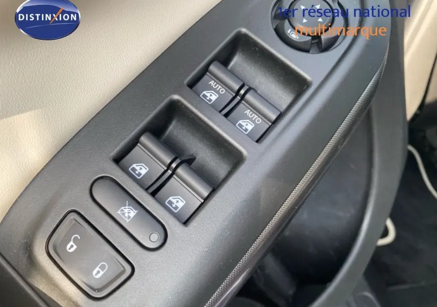 Gros plan sur les commandes des vitres et rétroviseurs côté conducteur du Fiat 500X 2021.