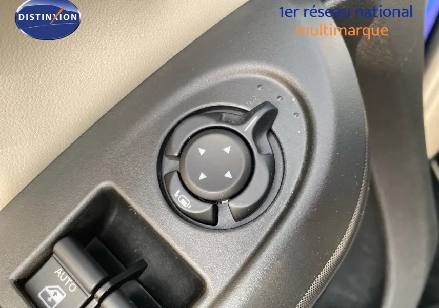 Commande de réglage des rétroviseurs et boutons de lève-vitres côté conducteur dans l'habitacle du Fiat 500X bleu Venezia Metal.