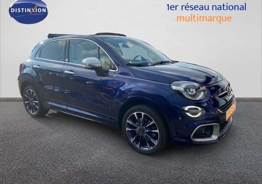 Vue 3/4 avant droite d'une FIAT 500X bleu Venezia métallisé avec jantes bi-ton et détails chromés sur les rétroviseurs.
